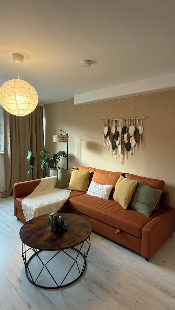 Chic & Cozy Apartment Great Location - Tap to explore photos