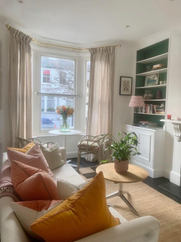 Colourful, light and bright flat - Tap to explore photos