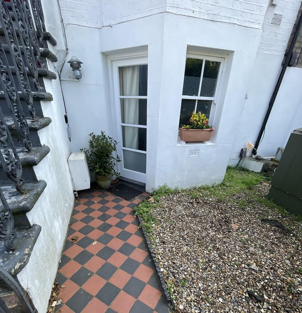 Cosy quiet studio, with super kitchen, great park next-door, 25 mins from centre
