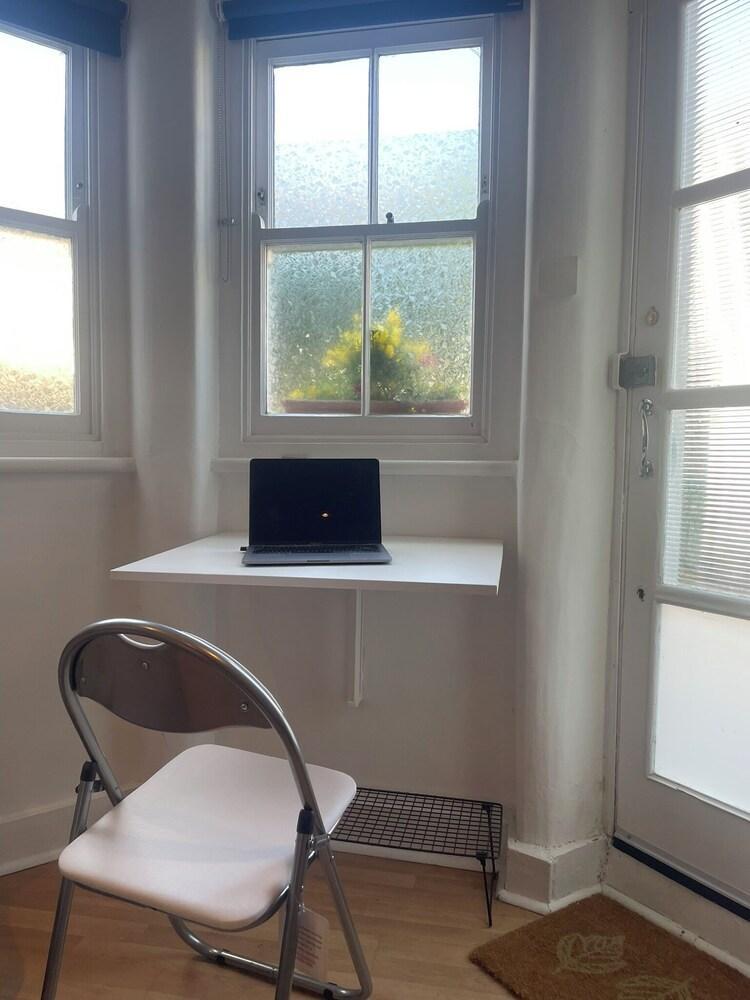 Cosy quiet studio, with super kitchen, great park next-door, 25 mins from centre - Tap to explore photos