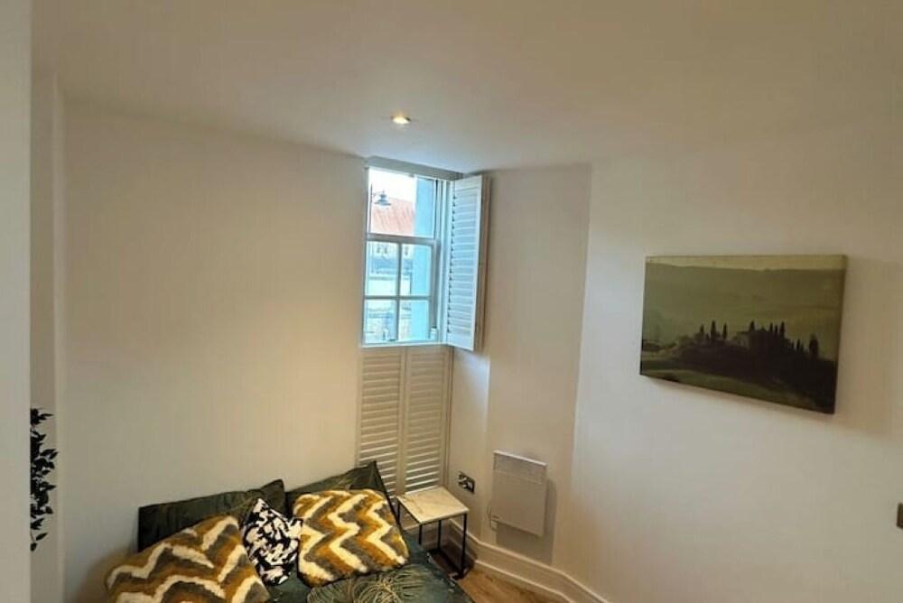Cosy flat steps from station - Modern & Stylish