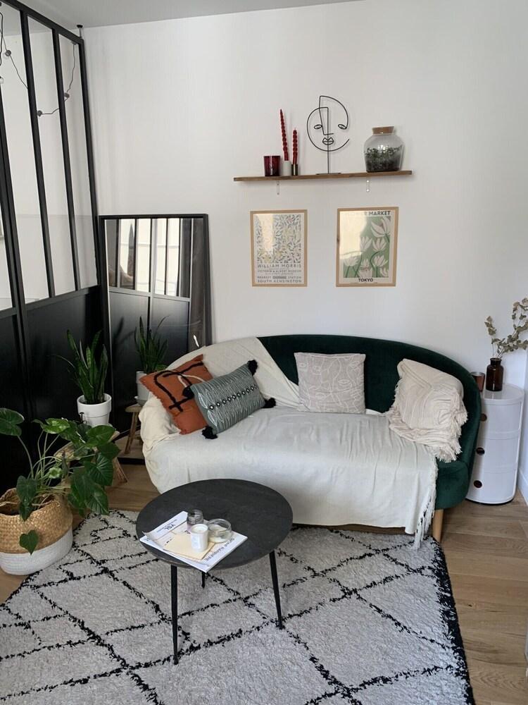 Cosy studio on the Canal St Martin - Tap to explore photos