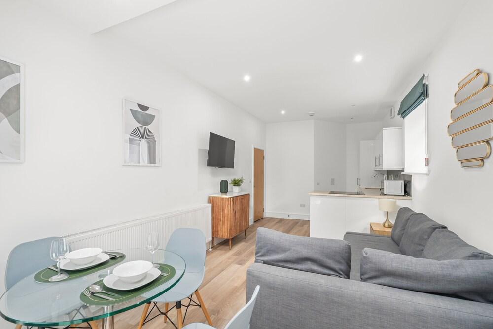 Comfortable abode, located in Kensington - Tap to explore photos