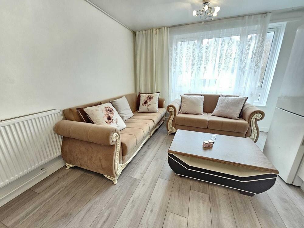 Cosy 2 bed flat with WIFI - Tap to explore photos