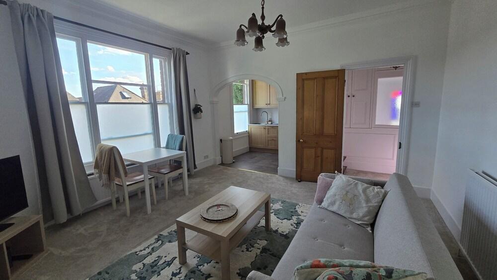 Cosy and Quiet One Bed Flat in Central Ealing - Tap to explore photos