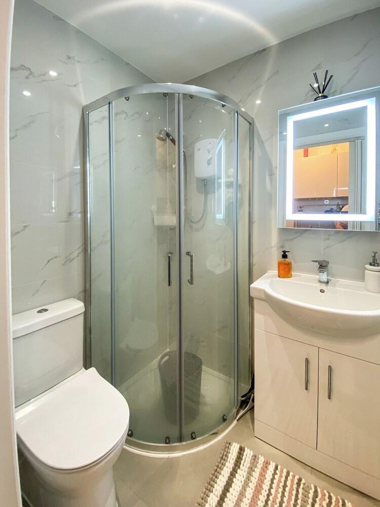 Cosy Designed Studio in Willesden Green - Tap to explore photos