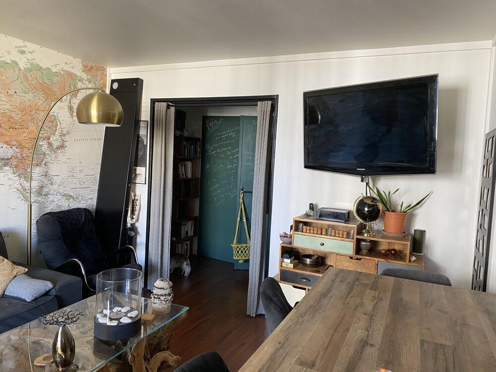 Cool appartment in vibrant Paris - Tap to explore photos