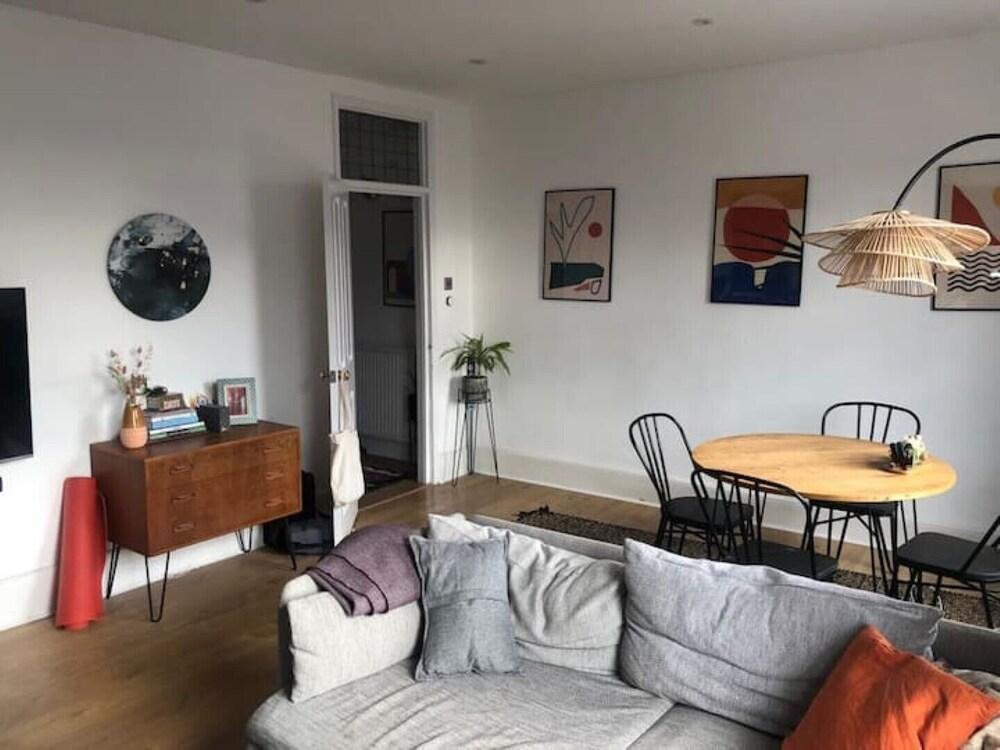 Cosy Arty Central London Flat - Tap to explore photos