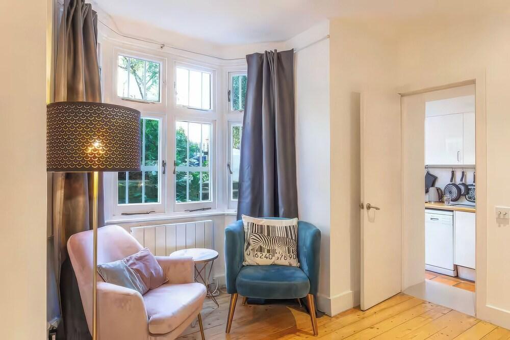 Cosy Notting Hill Studio - Tap to explore photos