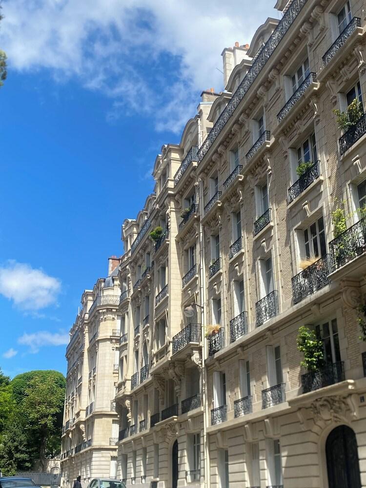 Cozy Studio for 2 With Rooftop Views in Central Paris