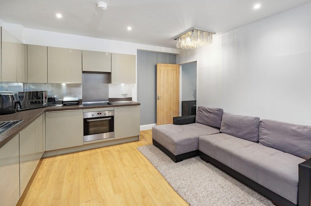 Cozy 2 Bedrooms, Devons Road DLR - Tap to explore photos
