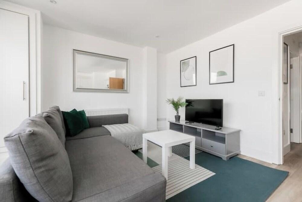 Cozy and superbly located apartment - Tap to explore photos