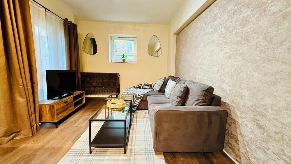 Cosy one bedroom in Euston - Tap to explore photos