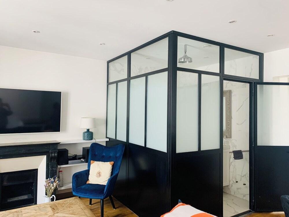 Cozy Flat Near the Eiffel Tower - Tap to explore photos
