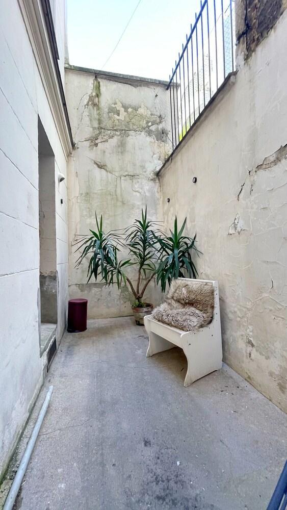 Cozy Big Apartment With Private Yard In Central Paris