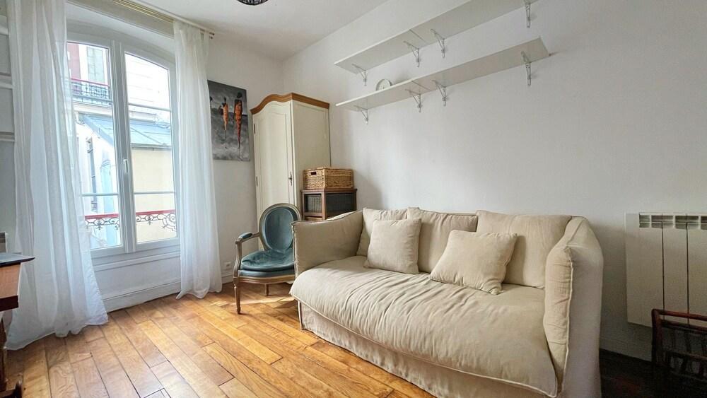 Cozy Big Apartment With Private Yard In Central Paris - Tap to explore photos