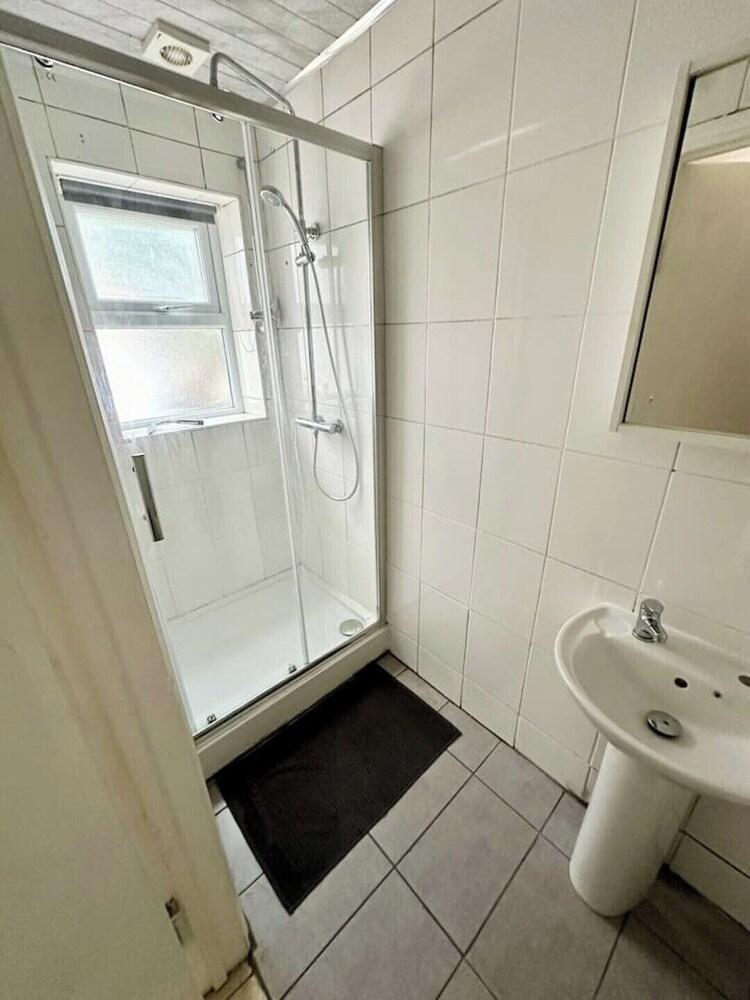 Double Room with Dedicated Bathroom - Tap to explore photos