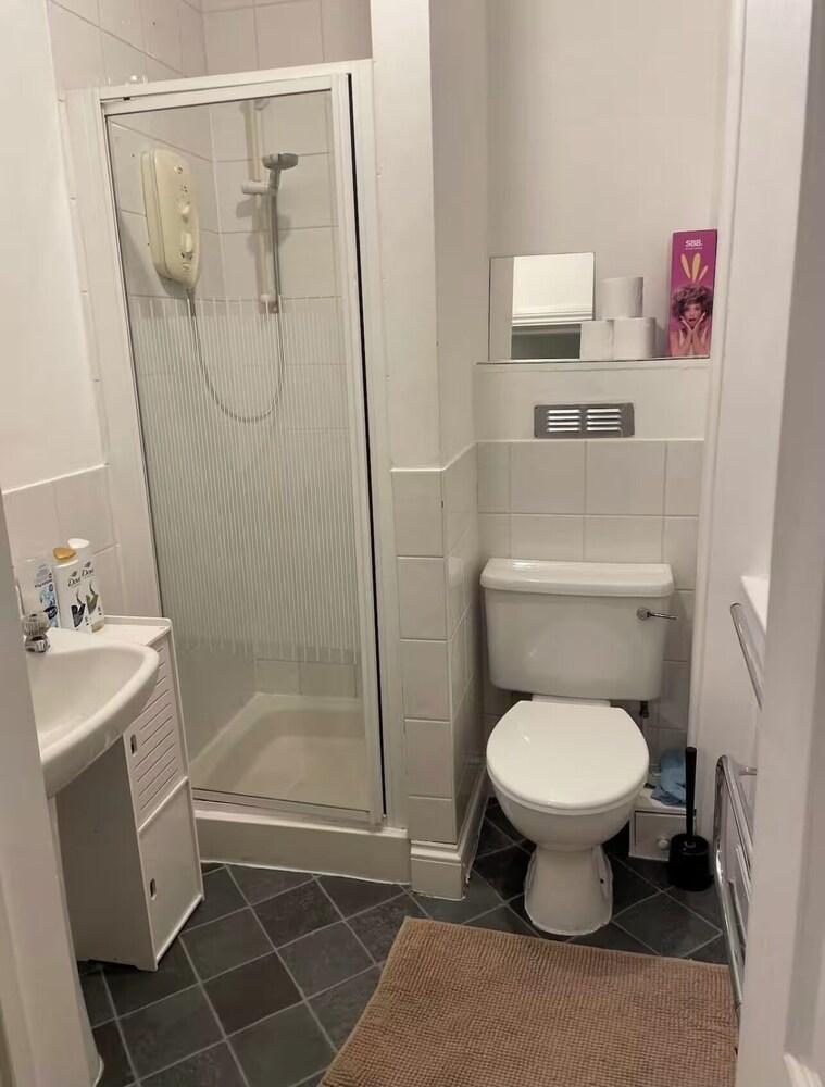 Cozy studio 3 mins walk to West Kensington Station - Tap to explore photos