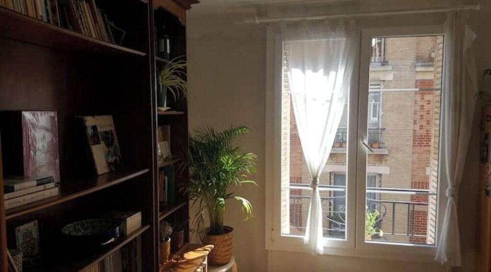 Cozy apartment in Paris - Tap to explore photos