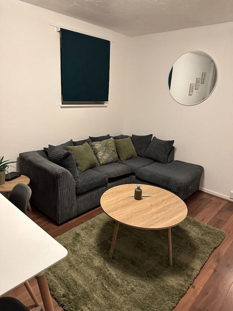 Cozy One Bed Flat Canary Wharf - Tap to explore photos