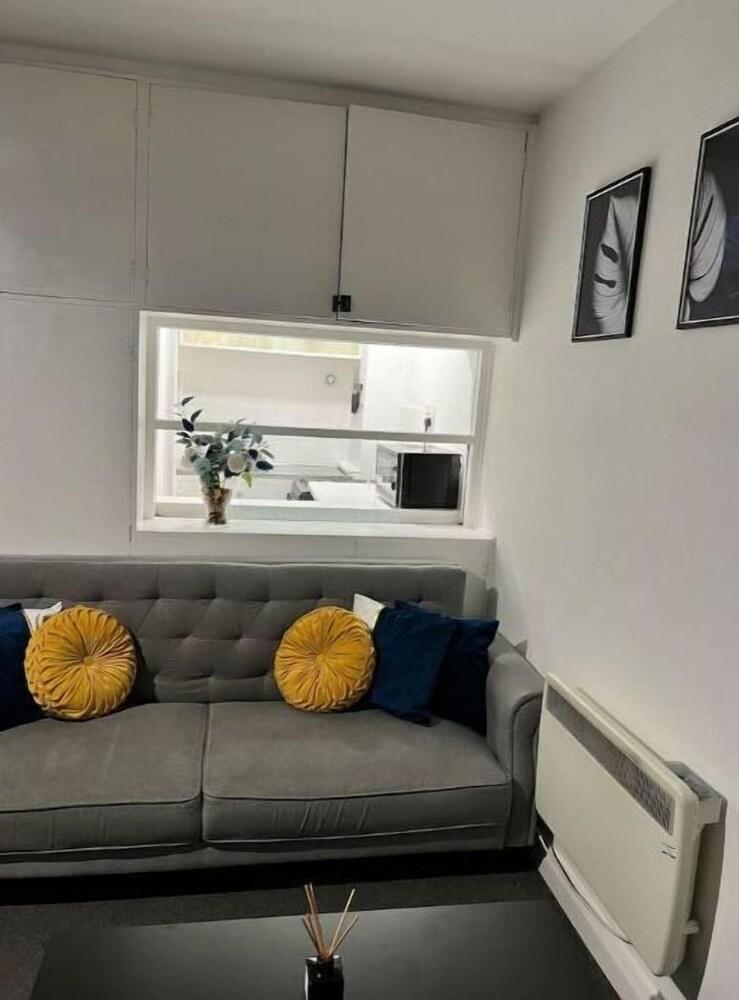 Cozy studio close to the Shard - Tap to explore photos