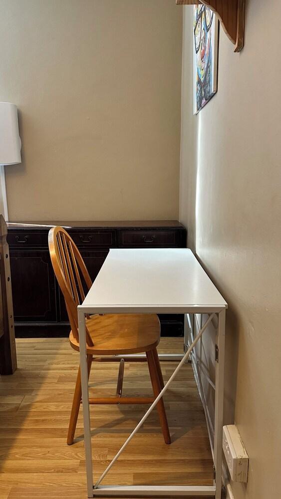 Double bedroom in Euston - Tap to explore photos