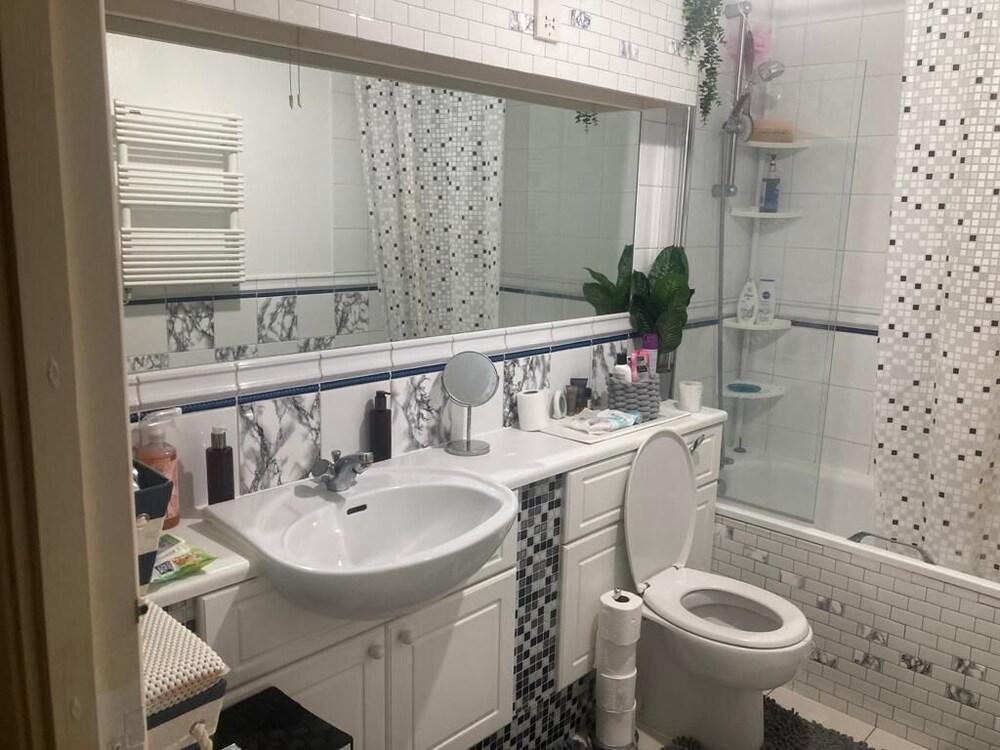 Double room in great location - Tap to explore photos