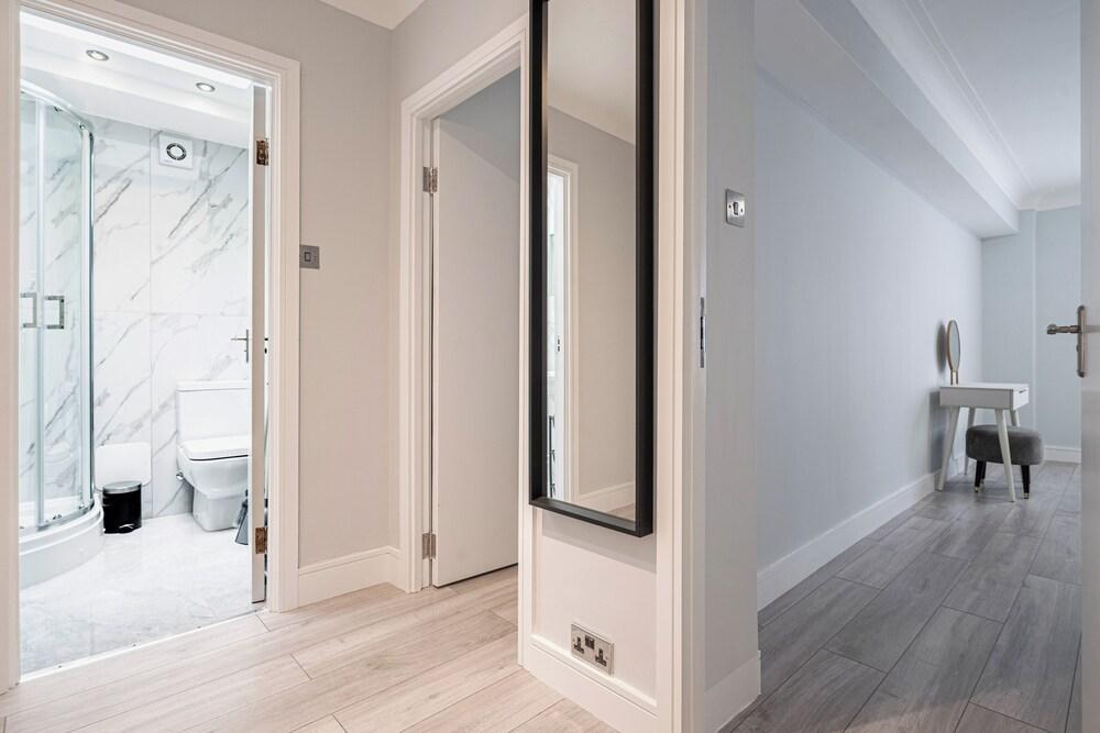 Cute 2 Bedroom Flat by Hyde Park - Tap to explore photos