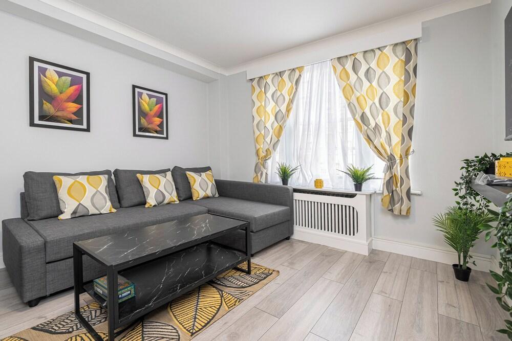 Cute 2 Bedroom Flat by Hyde Park - Tap to explore photos