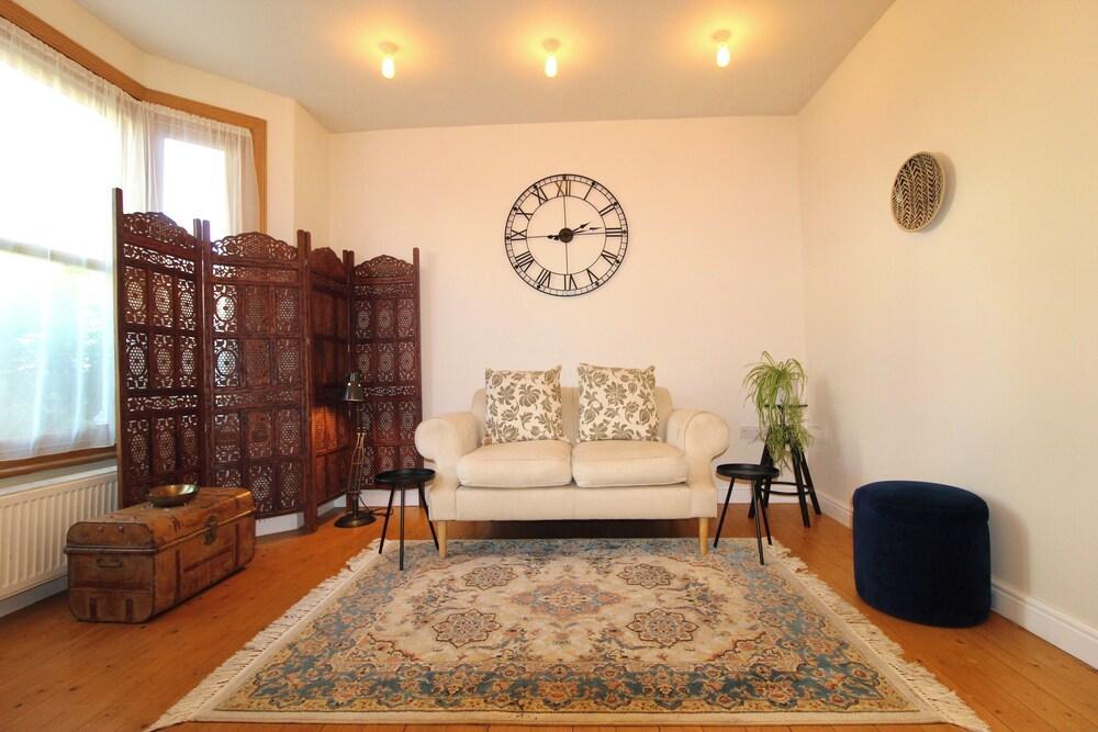 Delightful Home in Leytonstone - Tap to explore photos