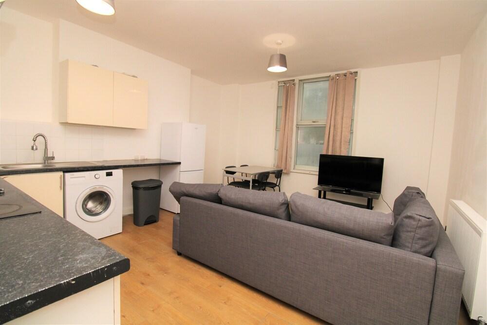 Deluxe 2 Bed Flat Close to City - Tap to explore photos