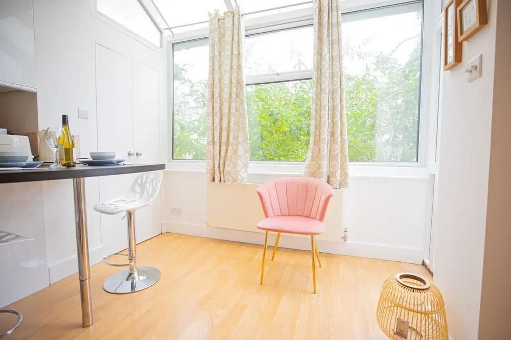 Cute&cozy Barons Courth Studio Apartment