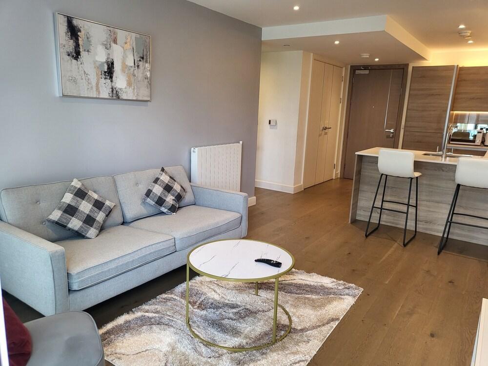 Deluxe Suite London - Tap to explore photos