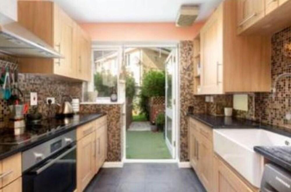 Cute flat with garden in Shalbourne Square.