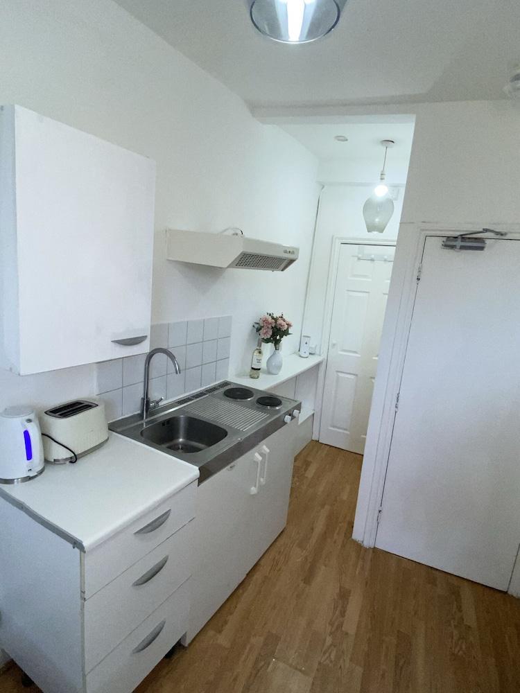 Double bed Studio Near Central London With Smart TV
