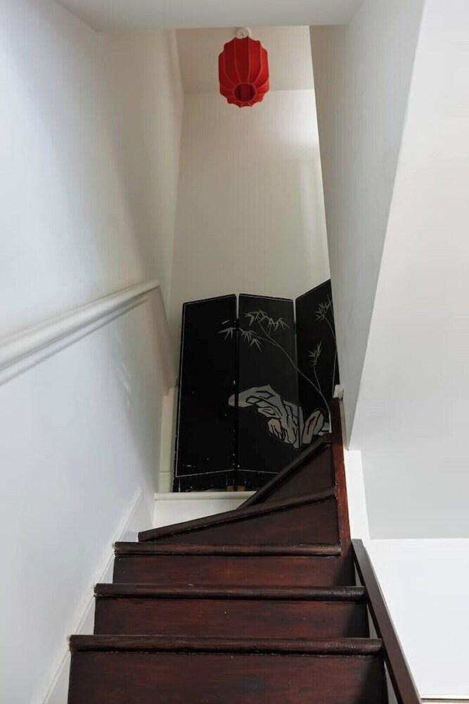 Designer's Stylish Cottage In Leafy Highgate
