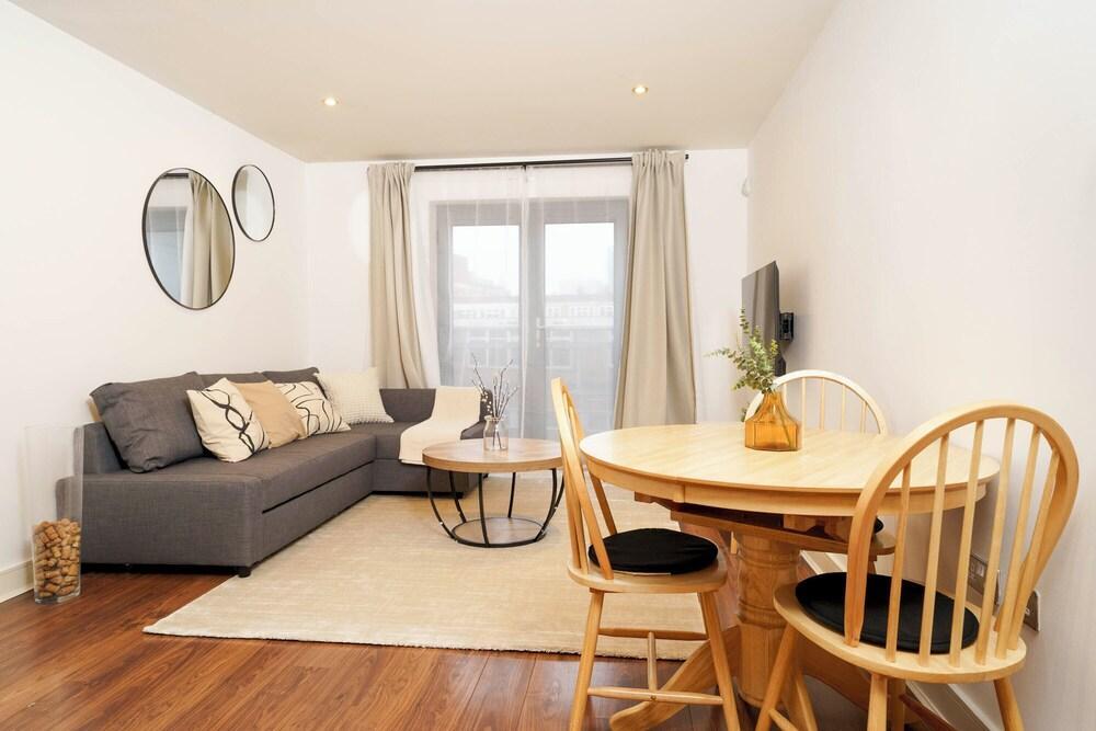 Executive 1BR Zone1 | Smart TVs+Fast Wi-Fi - Tap to explore photos