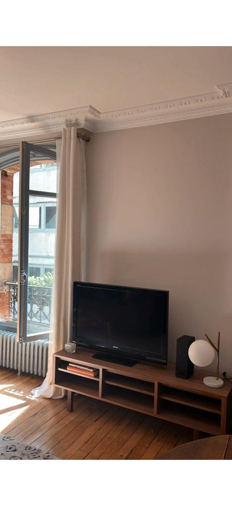 Elegant apartment Trocadero - Tap to explore photos