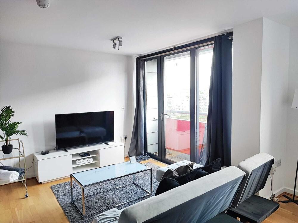 Emirate Stadium luxury apartment - Tap to explore photos