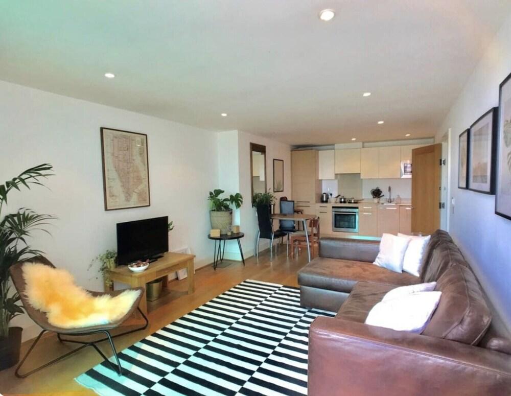 Elite home with balcony, 10 min to Oxford Circus - Tap to explore photos