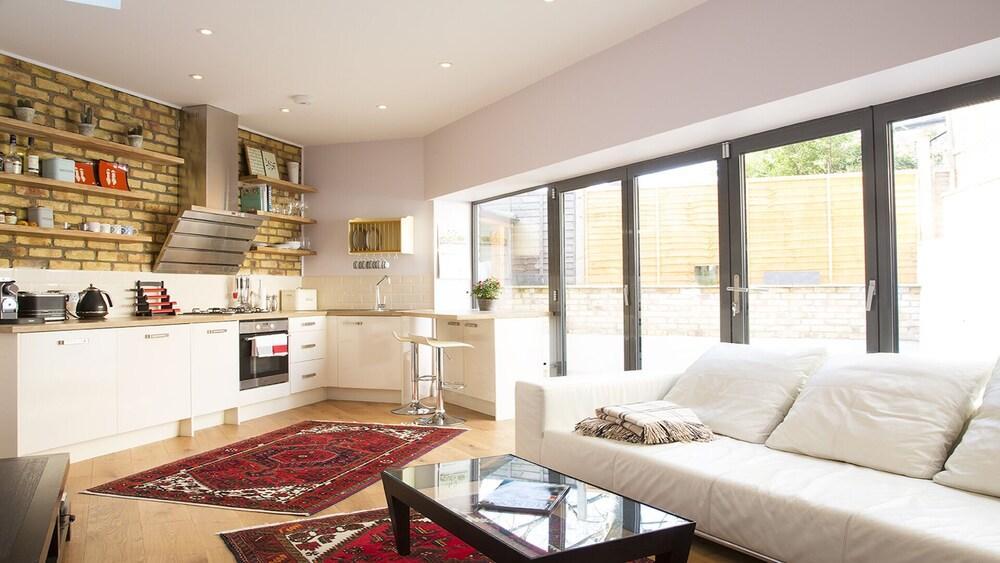 Fantastic two-bed Camden Town House - Tap to explore photos