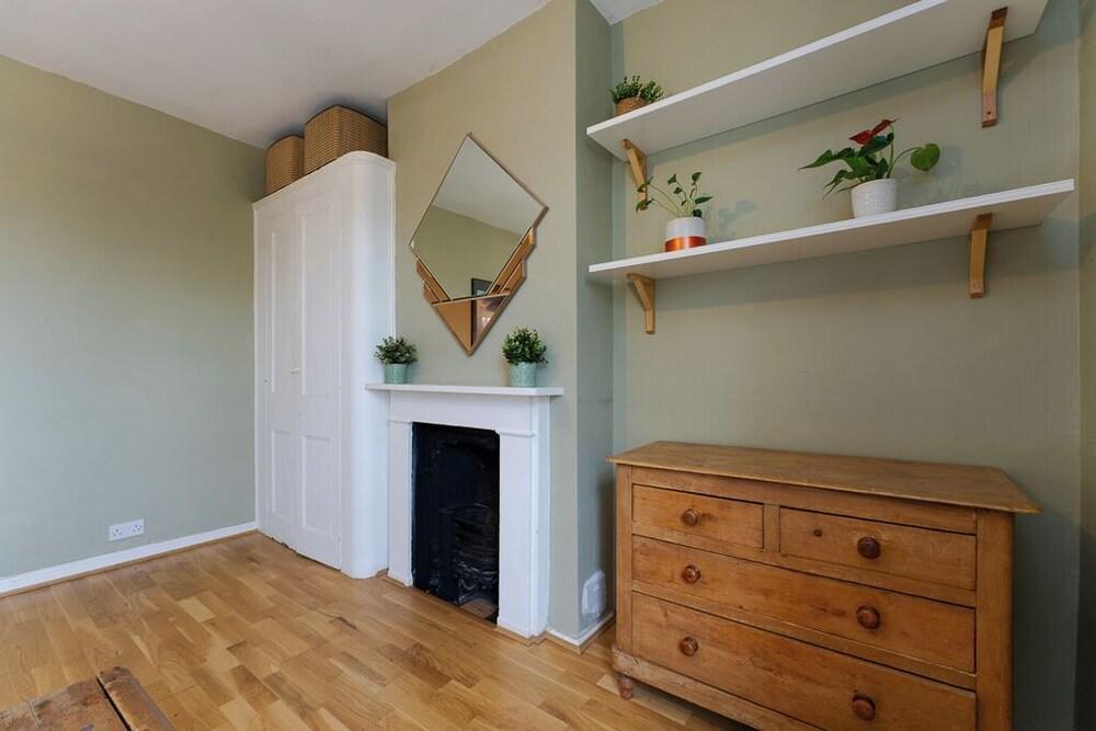 Entire Modern & Bright Camden Town Flat - Tap to explore photos