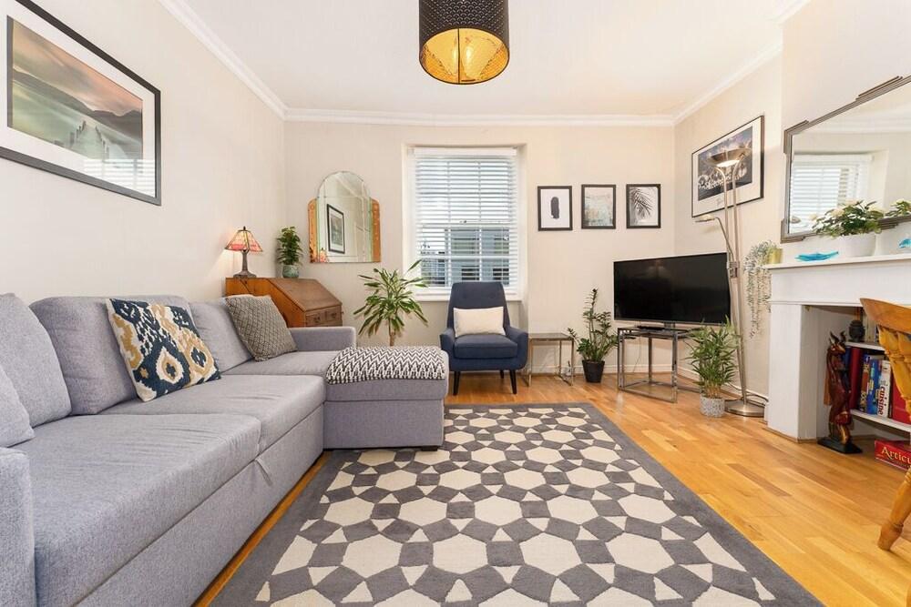 Entire Modern & Bright Camden Town Flat - Tap to explore photos