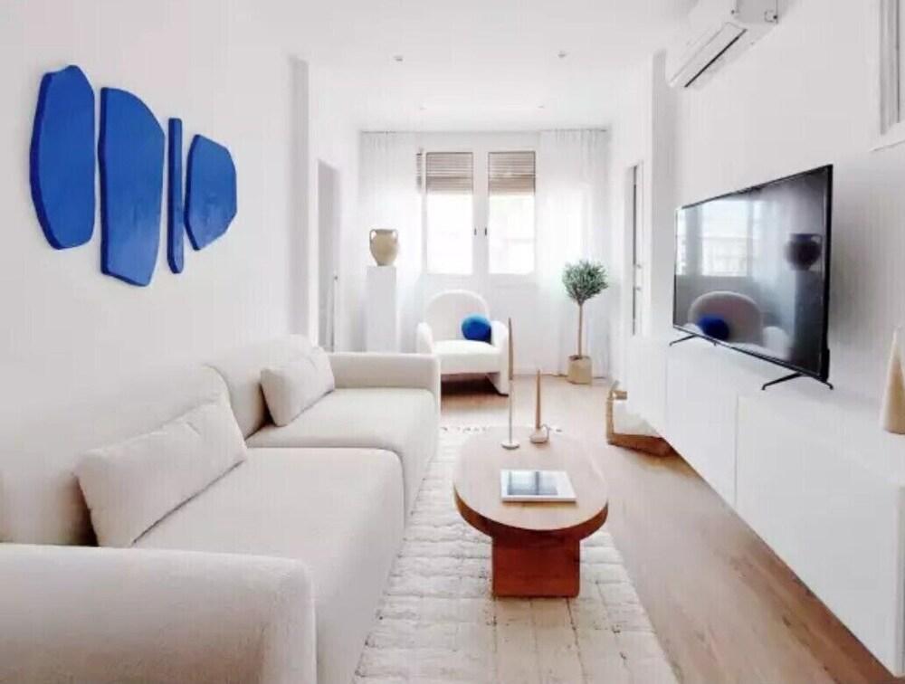 Gloucester Road Zone 1 London One Bed - Tap to explore photos