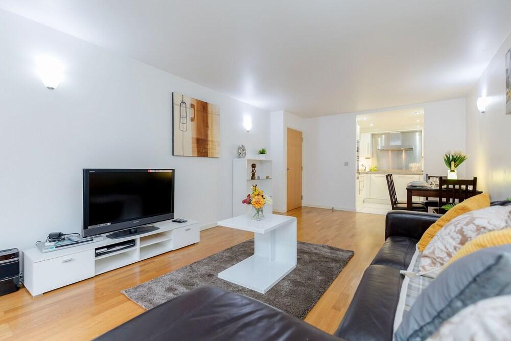 EXCEL LOCATION TWO BEDROOMS 2 BATHS SLEEPS UP TO 8 People - Tap to explore photos