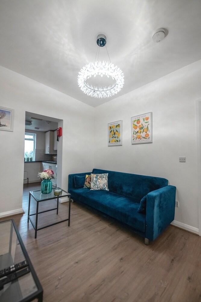 Flat in London - Tap to explore photos