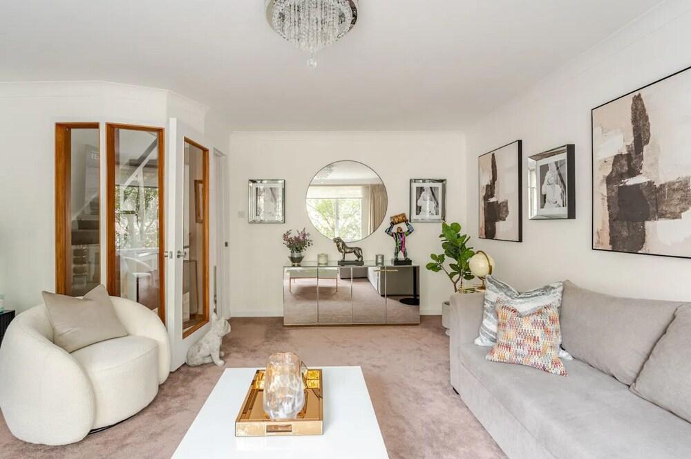 Spacious 6 Bed Townhouse by Mayfair Perfect For Families and Groups - Tap to explore photos