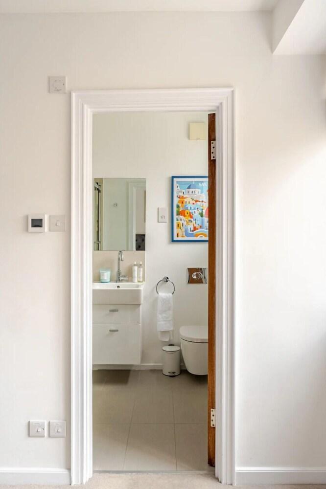 Spacious 6 Bed Townhouse by Mayfair Perfect For Families and Groups