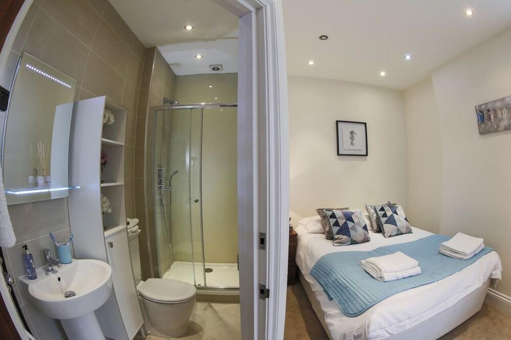 Finchley central - Spacious 2-3 bedroom triplex apartment - Tap to explore photos