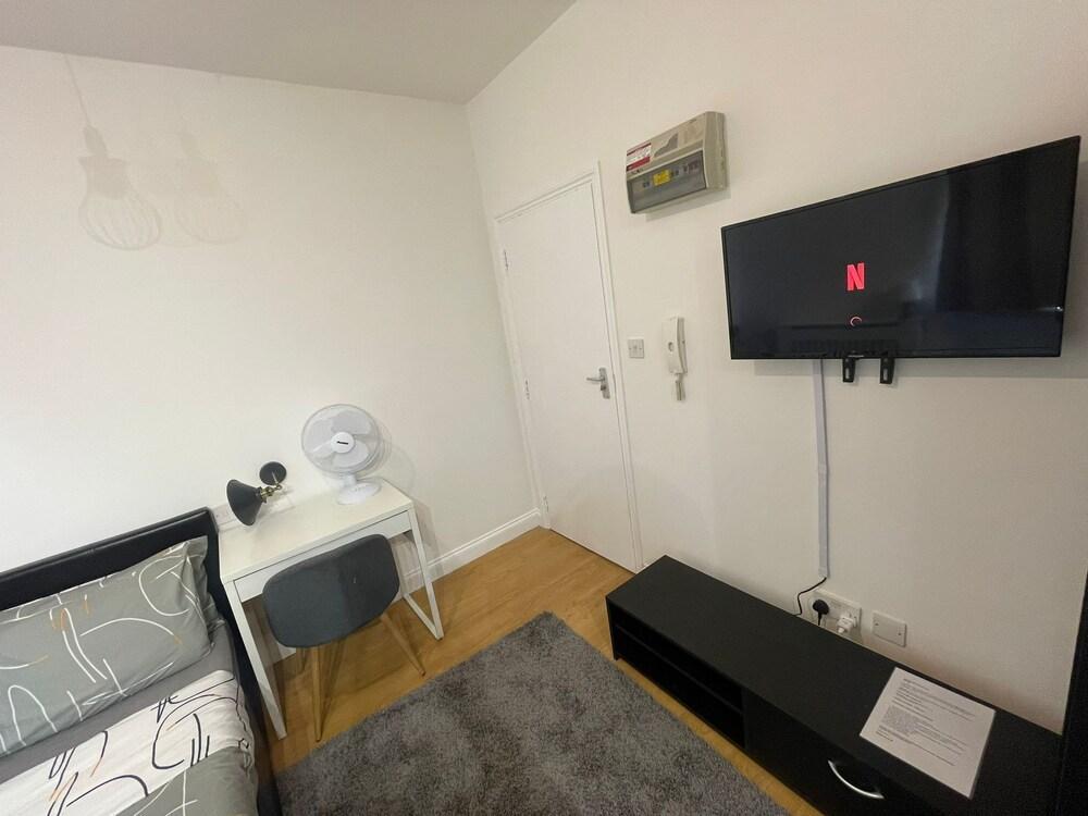 Flat 5 Stylish Apartment - Tap to explore photos